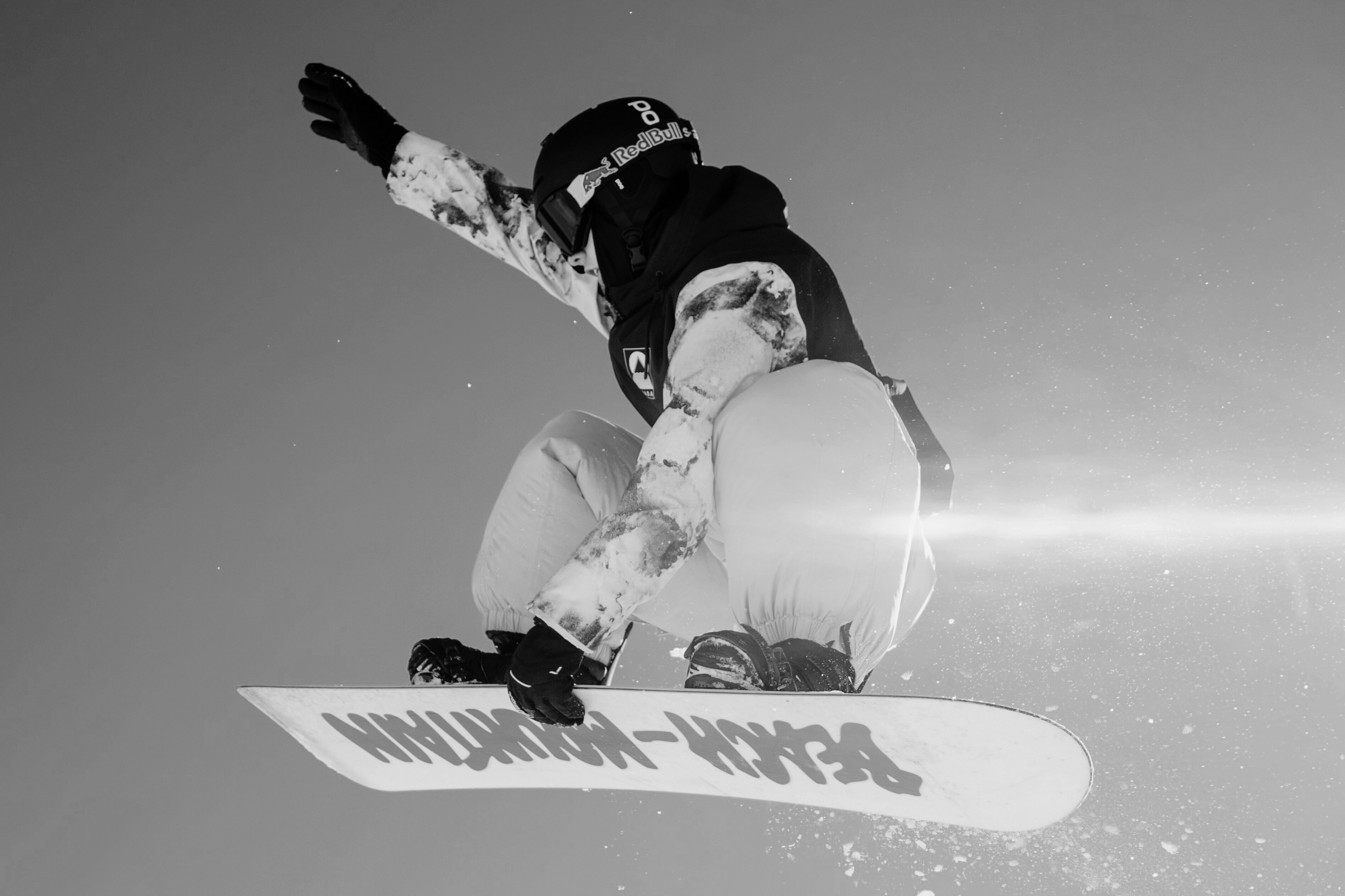 cg-formation-conseil - personne faisant un saut en snowboard
